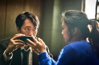 Die Frau im Nebel – Obwohl Song Seo-rae (Tang Wei) Verdächtige in einem Mordfall ist, kommen sie und der ermittelnde Polizist Jang Hae-joon (Park Hae-il) sich näher.