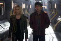 The 100 – Clarke Griffin / Josephine Lightbourne (Eliza Taylor, l.); Monty Green (Christopher Larkin, r.)