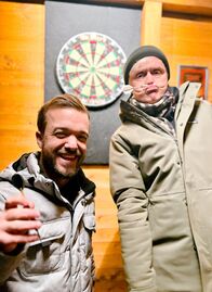 Krause kommt! – Moderator Pierre M. Krause haben Spaß beim Dart.