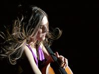 Mankells Wallander – Die berühmte Solo-Cellistin Irina Konchalevska (Sandra Stojiljkovic) tritt in Ystad auf.