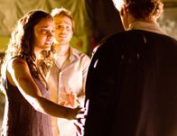 Cloverfield – Höllischer Lärm sprengt eine Party in New York. Dann poltert der Kopf der Freiheitsstatue durch die Straßen. Für Lily (Jessica Lucas, l.) und Rob (Michael Stahl-David, M.) beginnt ein schier aussichtsloser Kampf ums Überleben ...