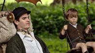 Solange ich atme – Robin Cavendish (Andrew Garfield) mit seinem Sohn Jonathan (Jack/Frank Madigan).