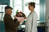 Rentnercops – Alles wieder gut? Edwin Bremer (Tilo Prückner, l.) bringt Dr. Rosalind Schmidt (Helene Grass, r.) einen Blumenstrauß.