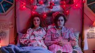 Lisa Frankenstein – l-r: Lisa (Kathryn Newton), Die Kreatur (Cole Sprouse)