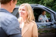 Sturm der Liebe – Markus (Timo Ben Schöfer, r.) stibitzt in einem unbeobachteten Moment Katjas (Isabell Stern, M. mit Martin Walde, l.) Handy.