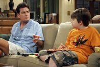Two and a Half Men – Haben noch keinen Ahnung von Alans neuer Errungenschaft: Charlie (Charlie Sheen, l.) und Jake (Angus T. Jones, r.) ...