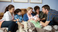 Der Bergdoktor – Hans (Heiko Ruprecht, r.) und Susannes (Nathalie O'Hara, M.) Baby ist da. Lilli (Ronja Forcher, l.), Jonas (Fabian Elias Huber, 2. v. l.) und Lisbeth (Monika Baumgartner, 2. v. r.) freuen sich mit den beiden.