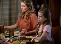 Young Sheldon – (v.li.) Zoe Perry (Mary Cooper), Raegan Revord (Missy Cooper).