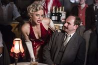 Father Brown – Fifi Caviara (Emily Atack), die Mitarbeiterin in dem Burlesque-Club in Kembleford, heißt Inspektor Mallory (Jack Deam) willkommen. Der Polizist genießt den Anblick der attraktiven Frauen, obwohl er gleichzeitig hofft, nicht in diesem Etablissement entdeckt zu werden.