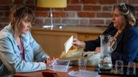 Reisen mit Muddi – Vier Briefumschläge mit vier Station für „Reisen mit Muddi“ hält Notarin Dr. Schneyder (Bettina Stucky, r.) für Agnetha Pfeiffer (Alwara Höfels) parat.