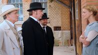 Die Heimkehr – Der Bürgermeister (Herbert Knaup, Mitte) möchte erreichen, dass Katarina Entriß (Heike Makatsch) das stillgelegte Fabrikgelände dem zurückgekehrten August Staudenmeyer (August Zirner, links) für seine geplante Fabrik zur Verfügung stellt.