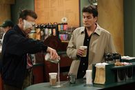 Two and a Half Men – Charlie (Charlie Sheen, r.) beobachtet den einäugigen Alan (Jon Cryer, l.), der so seine Probleme im Coffeshop hat ...