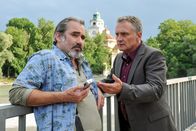 Der Alte – Zu welchem Zweck engagierte der Immobilen-Manager und Initiator des Hotelprojekts Josef Klausen (Bernhard Schir, r.) den Münchner Privatdetektiv Jan Pollack (Stefan Lehnen)?
