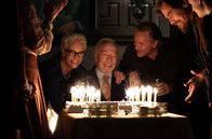 Knives Out - Mord ist Familiensache – Familiensache: Linda Drysdale (Jamie Lee Curtis, hinten li.), Richard Drysdale (Don Johnson, hinten re.) und Walt Thrombey (Michael Shannon, re.) feiern den Geburtstag von Harlan Thrombey (Christopher Plummer, hinten Mitte).