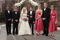 The Big Bang Theory – v.l.n.r.) Raj (Kunal Nayyar), Leonard (Johnny Galecki), Bernadette (Melisa Rauch), Howard (Simon Helberg), Penny (Kaley Cuoco), Sheldon (Jim Parsons) und Amy (Mayim Bialik) ...