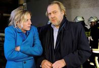 Zum Kuckuck mit der Liebe – WDR Fernsehen ZUM KUCKUCK MIT DER LIEBE, Deutschland 2012, Regie Hajo Gies Uhr. Katrin Dobisch (Bernadette Heerwagen) hat Hubertus Hobbs (Jan-Gregor Kremp) das Leben gerettet.