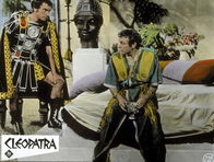 Cleopatra – Die Lage ist ernst: Rufio (Martin Landau, l.) und Antonius (Richard Burton, r.) beratschlagen über zukünftige Entscheidungen ...