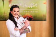 ARD-Buffet – Heizt beim ARD-Buffet ein: Köchin Antonina Müller, die heute rote Schupfnudeln mit Nusspesto und Grünkohl zubereitet.