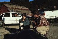 Bat Attack - Angriff der Fledermäuse – Polizistin Ally (Tracy Nelson) und Tierarzt John (Whip Hubley) untersuchen ein Fledermausopfer.