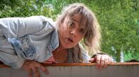 Reisen mit Muddi – Panisch ergreift Agnetha Pfeiffer (Alwara Höfels) vor dem Gerichtsvollzieher die Flucht über ihren Balkon.