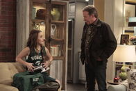 Last Man Standing – Für ihre vulgäre Ausdrucksweise wird Eve (Kaitlyn Dever, l.) von der Schule suspendiert, sehr zur Überraschung von Mike (Tim Allen, r.). Er versucht auf seine Weise, gegen das Urteil vorzugehen ...