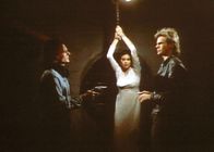 MacGyver – Murdoc (Michael des Barres, li.) hat Penny Parker (Teri Hatcher) und MacGyver (Richard Deam Anderson, re.) in seiner Gewalt.
