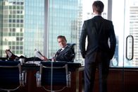 Suits – Harvey Specter (Gabriel Macht, l.) gilt als einer der besten Anwälte New Yorks – selbstbewusst, erfolgreich und skrupellos. Doch sein neu eingestellter Assistent Mike Ross (Patrick J. Adams, r.) bringt das geordnete Machtgefüge der Kanzlei gehörig durcheinander.