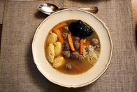 Zu Tisch ... – Süßsaure Suppe beim Servieren