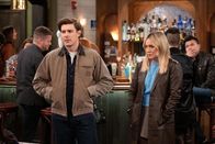 How I Met Your Father – Jesse (Chris Lowell, l.); Sophie (Hilary Duff, r.)