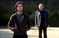 Spooks - Verräter in den eigenen Reihen – Harry (Peter Firth, r.) erzählt Will (Kit Harington, l.) die Wahrheit über den Tod seines Vaters.