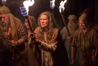 Outsiders – L-R: Laurie Klatscher als Emelye
