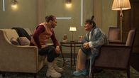 Stardust Hotel – Johann (Hendrik von Bültzingslöwen) und Scarlett (Sara Fazilat) haben sich im Stardust Hotel zu einem Sex-Date verabredet. Wobei Johanns Mitteilungsbedürfnis auf Scarlett eher abturnend wirkt …