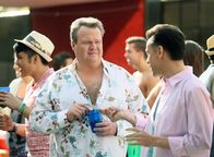 Modern Family – Cameron (Eric Stonestreet, l.), Langham (Fred Armisen)