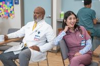 St. Denis Medical – David Alan Grier als Dr. Ron, Kahyun Kim als Serena -- (Photo by: Ron Batzdorff/NBC)