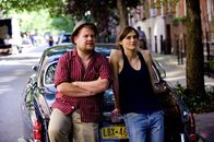 Can a Song Save Your Life? – Steve (James Corden) und Gretta (Keira Knightley) vor ihrem mobilen Tonstudio.