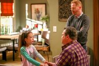 Modern Family – V.l.: Lily (Aubrey Anderson-Emmons), Cameron (Eric Stonestreet), Mitchell (Jesse Tyler Ferguson)