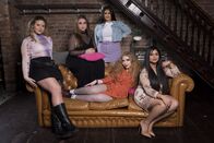 21 Again – (1. Staffel) - (v.l.n.r.) Devon; Taylor; Elesha; Millie; Kiran