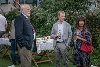 The Bay – Bill Bradwell (James Cosmo, l.) ärgert sich darüber, dass sich sein Sohn Mark (Steven Robertson, M.) und dessen Frau Stella (Sunetra Sarker, r.) während einer Gartenparty über Geschäftliches unterhalten möchten.