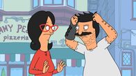 Bob's Burgers – Während Bob (r.) besessen von einem Videospiel ist, versucht Linda (l.) alles, damit dieses Spiel wieder aus dem Restaurant verschwindet ...