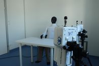 P.M. Wissen – Eine möglichst realitätsnahe Simulation: wie in einer Konferenz sitzen mehrere Dummies in einem geschlossenen Raum. Die Dummies sind temperiert, um die Luftzirkulation, die durch Körperwärme entsteht, zu berücksichtigen. Auf Höhe des Mundes stoßen die Dummies Aerosole aus – wie schnell verbreiten sie sich in welcher Konzentration im Raum?