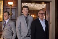 Paranoia - Riskantes Spiel – Der junge Technologie-Spezialist Adam Cassidy (Liam Hemsworth, Mitte) wird zum Spielball im Kampf der rivalisierenden Unternehmer Jock Goddard (Harrison Ford, l.) und Nicholas Wyatt (Gary Oldman, r.).