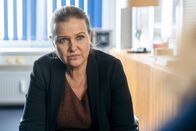 Die Chefin – Vera Lanz (Katharina Böhm, l.) hat Cosima Becker aus dem Hotel ins Präsidium mitgenommen und stellt ihr ein paar Fragen zu Wolf Marquardt.