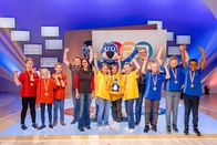 1, 2 oder 3 – (v.li.): Das rote Rateteam aus Dublin/Irland, Kamerakind Thomas, Eichhörnchen-Expertin Dr. Tine Meier, das gelbe Rateteam aus Wien/Österreich, Piet Flosse, Elton und das blaue Rateteam aus Limburg/Deutschland.