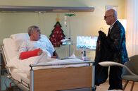 In aller Freundschaft – Udo von Wackerstein (Dirk Schoedon, li.), der Weihnachten in der Sachsenklinik verbringen muss, freut sich sehr über den Besuch von "Becky" Beckmann (Toni Krahl; re.). Doch schnell stellt sich heraus, dass Beckys Stippvisite nicht uneigennützig ist und weit entfernt von einem Krankenbesuch bei seinem Freund und Manager.
