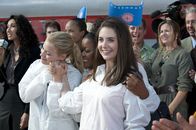 Community – Das Greendale Community College konkurriert mit dem City College um den ersten simulierten Flug ins Weltall. Annie (Alison Brie, r.) und Britta (Gillian Jacobs, l.) sind zuversichtlich, dass sie gewinnen ...