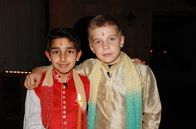 Schmecksplosion – Tanvir zeigt seinem Freund Adrian wie man Diwali das indische Kerzenfest feiert. Dafür backen sie ganz viele süße Bällchen, genannt Laddus.