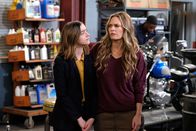 Outmatched - Allein unter Genies – Nicole (Ashley Boettcher, l.); Kay (Maggie Lawson, r.)