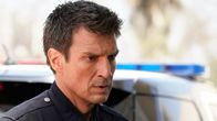 The Rookie – John Nolan (Nathan Fillion) ist auf dem Weg zu einem Einsatz.