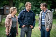 Erzgebirgskrimi – Die Kommissare Karina Szabo (Lara Mandoki, l.) und Robert Winkler (Kai Scheve, M.) befragen Peter Klamroth (Florian Lukas, r.) zum Verschwinden seines Vaters.