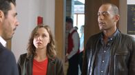 Watzmann ermittelt – Sophia Strasser (Katharina Goebel, M.) und Jerry Paulsen (Peter Marton, r.) befragen den Lehrer der Hotelfachschüler Alexander Tomschi (Riccardo Angelina, l.) nach Ungewohnheiten in den letzen Tagen.